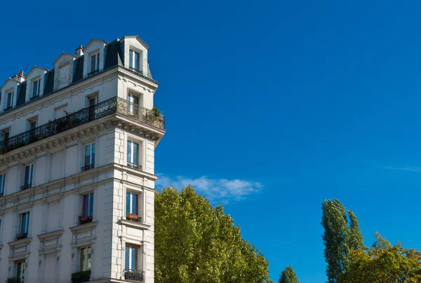 典型的なフランスのアパートの建物 — ストック写真
