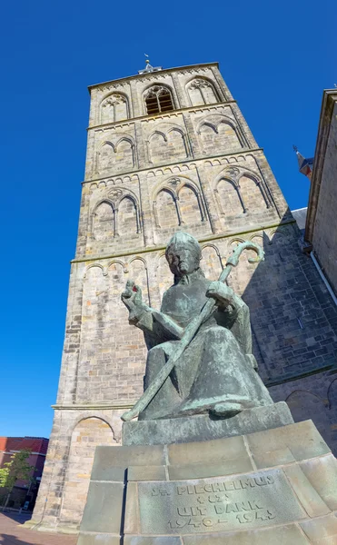 Estátua de um santo bispo — Fotografia de Stock