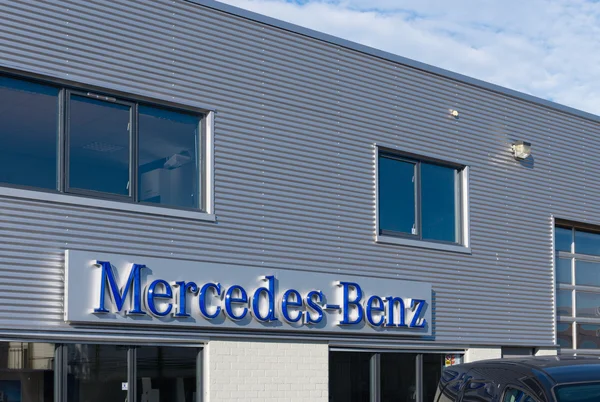 Mercedes-benz dealer — Stockfoto