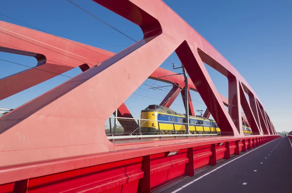 Ponte ferroviária vermelha — Fotografia de Stock