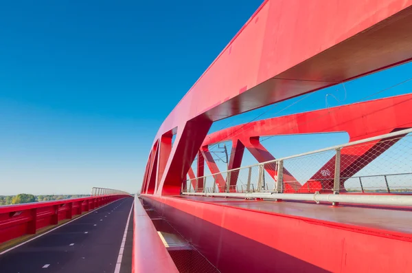 Красный железнодорожный мост — стоковое фото