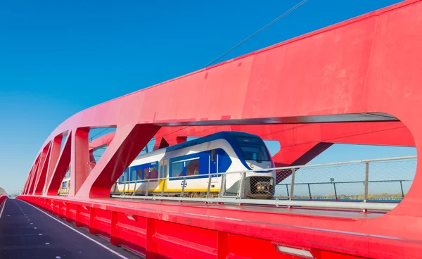 Ponte ferroviario rosso — Foto Stock