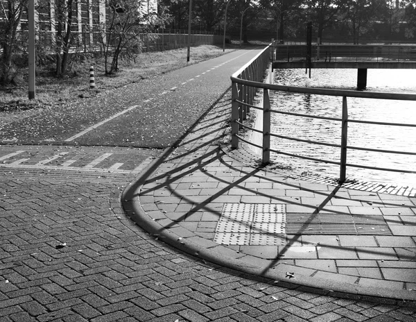 Тротуар с забором — стоковое фото