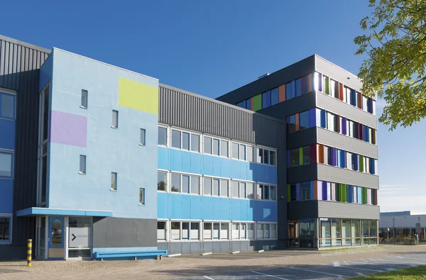 Κτίριο γραφείων πολύχρωμο — Φωτογραφία Αρχείου