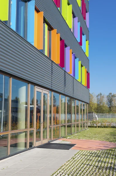 Buntes Bürogebäude — Stockfoto