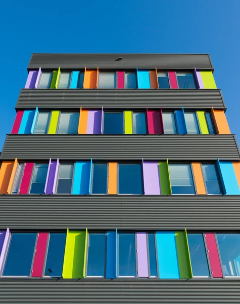 Edifício de escritórios colorido — Fotografia de Stock