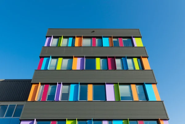 Edifício de escritórios colorido — Fotografia de Stock