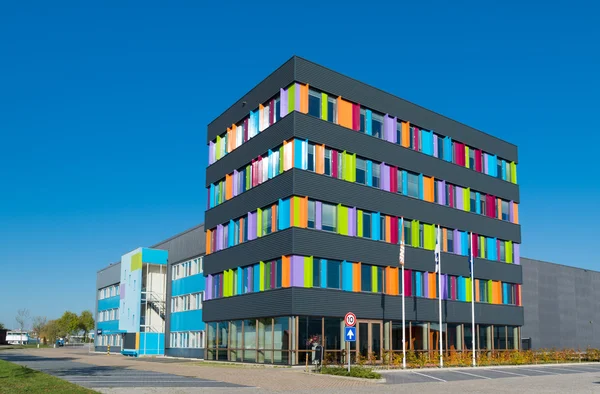 Buntes Bürogebäude — Stockfoto