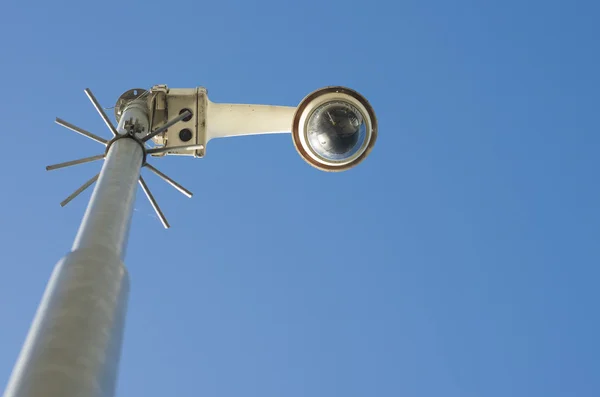 Säkerhet kameran på en stolpe — Stockfoto
