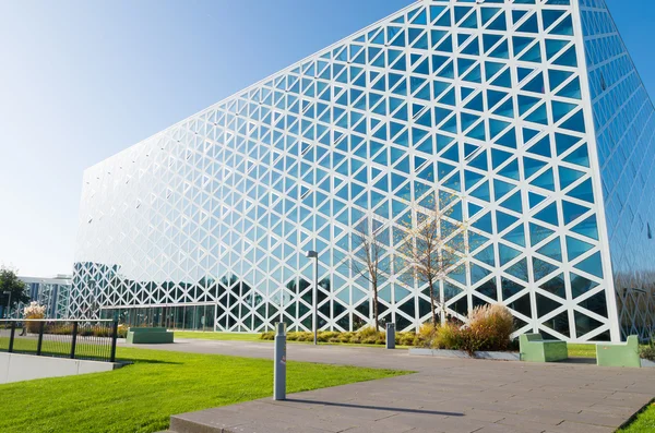 Edificio escolar moderno —  Fotos de Stock