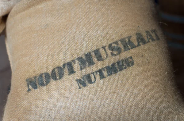 Gałka muszkatołowa w torby juty — Zdjęcie stockowe