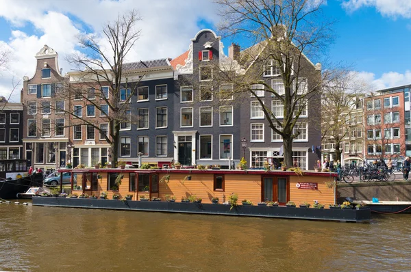 Hausboot in amsterdam — Stockfoto