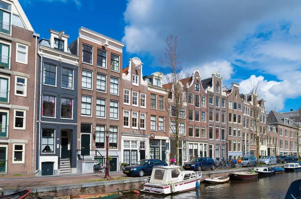 Nederlandse huizen in amsterdam — Stockfoto