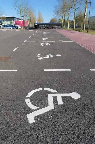 Señal de estacionamiento para discapacitados — Foto de Stock