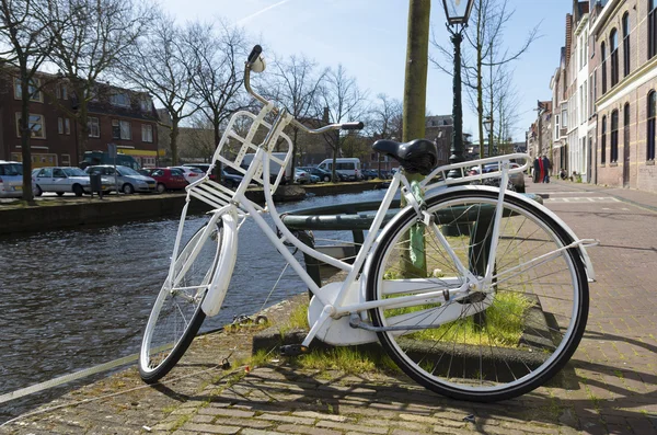 Bicicleta branca — Fotografia de Stock