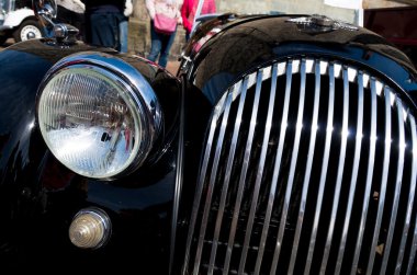 siyah oldtimer araba