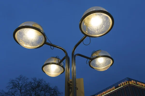 Straat lamp in avond — Stockfoto