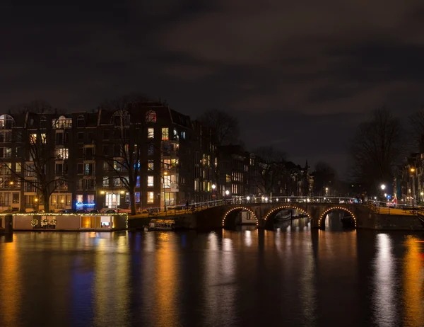 Amsterdam canal bei Nacht — Stockfoto