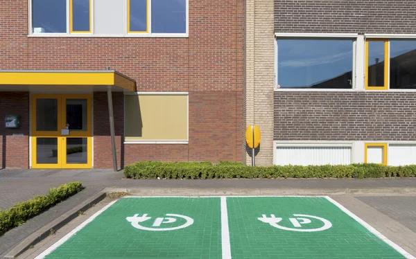 Elektrische auto parkeerplaats bij de woning — Stockfoto