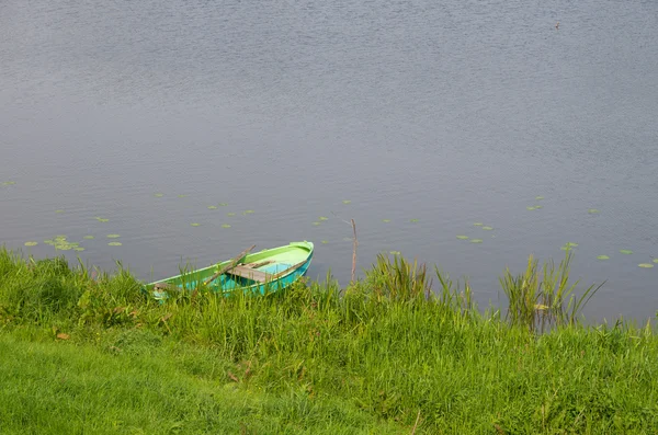 Lagoa com barco a remo — Fotografia de Stock