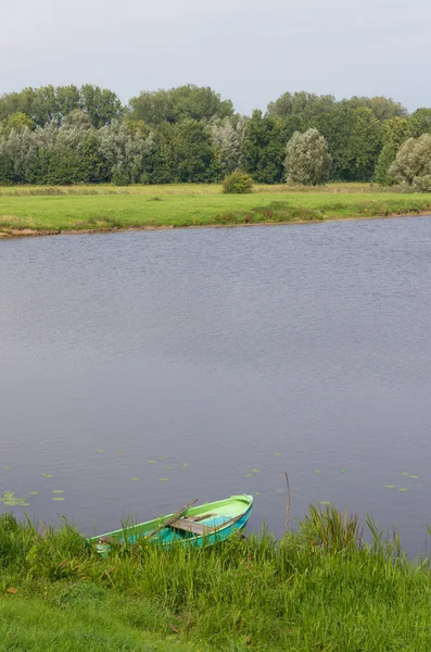 Pond with rowing boat — Stock Photo, Image