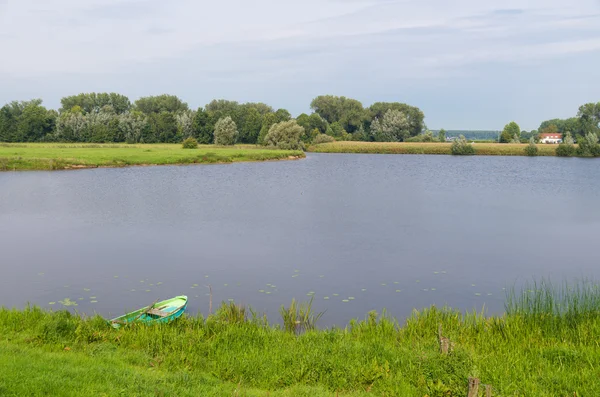 Pond with rowing boat — Stock Photo, Image