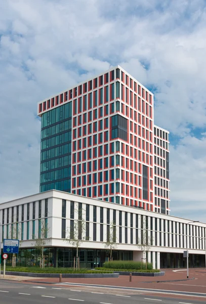 Edificio de oficinas moderno — Foto de Stock