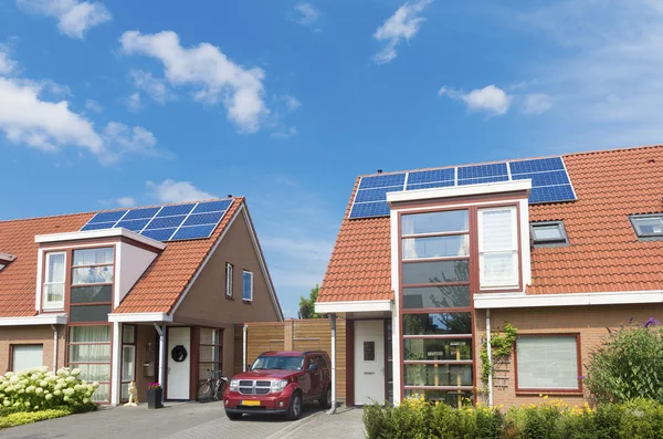 Casa con pannelli solari — Foto Stock