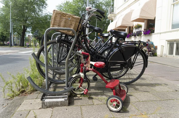 Niños estacionados triciclo —  Fotos de Stock