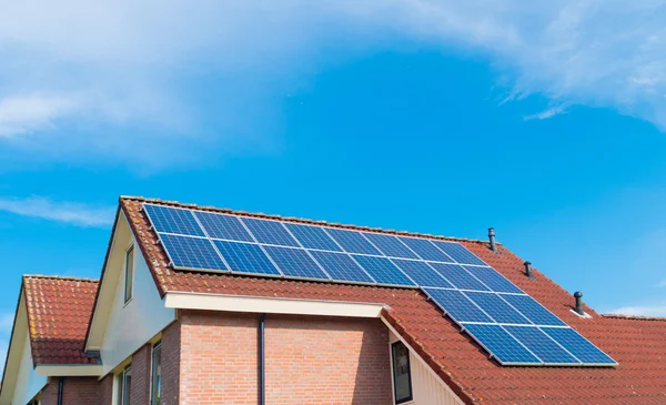 Telhado com painéis solares — Fotografia de Stock