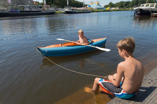 Crianças em canoa — Fotografia de Stock