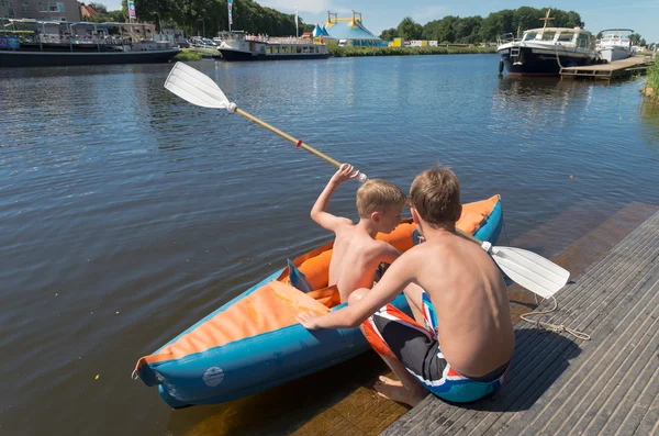 Kinder im Kanu — Stockfoto