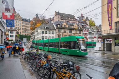 BASEL, SWitzERLAND - 21 Ekim 2025: güzel eski şehir merkezi Basel 'de tramvay gezisi. Şehir İsviçre 'nin kültürel başkenti olarak bilinir.