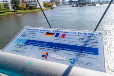 WEIL-AM-RHEIN, GERMANY - 23 0CTOBER 2025: Fransa 'nın Huningue kentlerini Alman Weil-Am-Rhein kasabasına bağlayan üç ülke köprüsü hakkında bilgi kalkanı