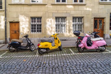 BERN, SWitzERLAND - 24 Ekim 2025: İsviçre başkentinin şehir merkezine park etmiş birkaç renkli motosiklet