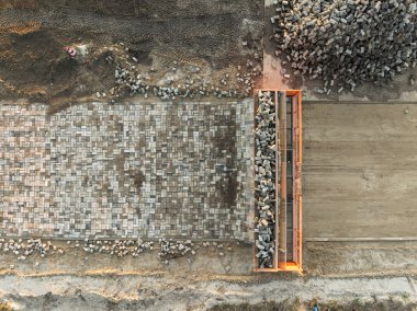 Bir inşaat sahasında, aynı zamanda yol yazıcısı olarak da bilinen tuğla yol yapma makinesinin hava görüntüsü