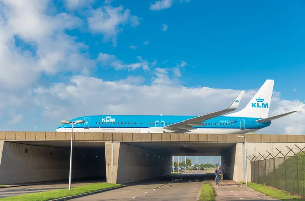 Avião sobre rodovia — Fotografia de Stock