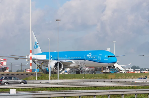 Avião KLM no aeroporto de amsterdam schiphol — Fotografia de Stock