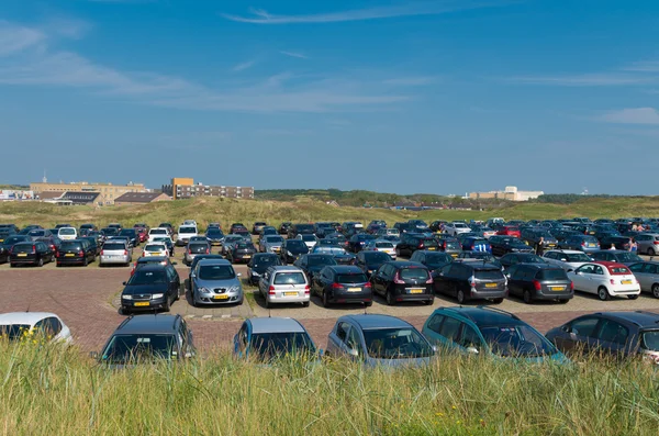 Voller Parkplatz in den Dünen — Stockfoto