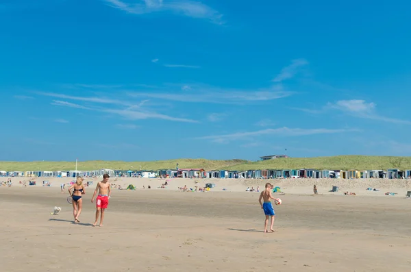 Люди на пляже — стоковое фото