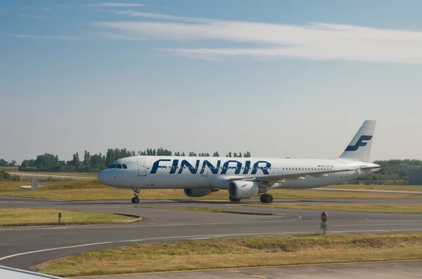 Самолет Finnair в Париже — стоковое фото