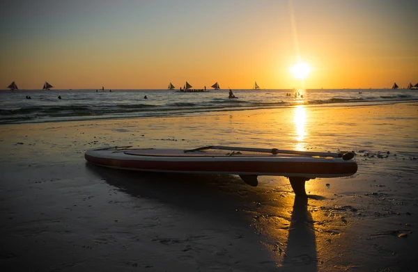 Tabla de surf en la playa —  Fotos de Stock