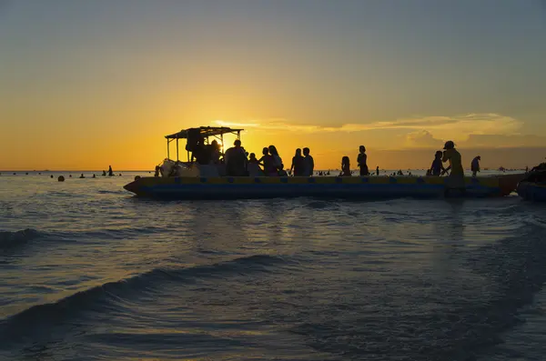 香蕉船在日落 — 图库照片