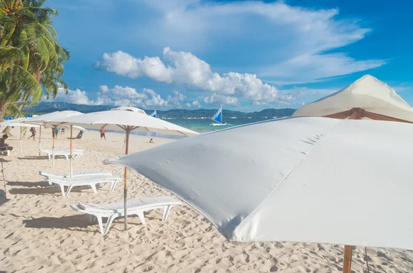 Weißer Sonnenschirm am Strand — Stockfoto