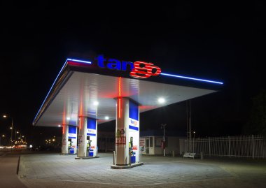 Geceleri benzin istasyonu