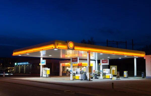 Benzinestation 's nachts — Stockfoto