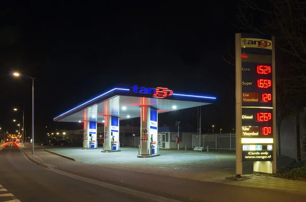 Benzinestation 's nachts — Stockfoto