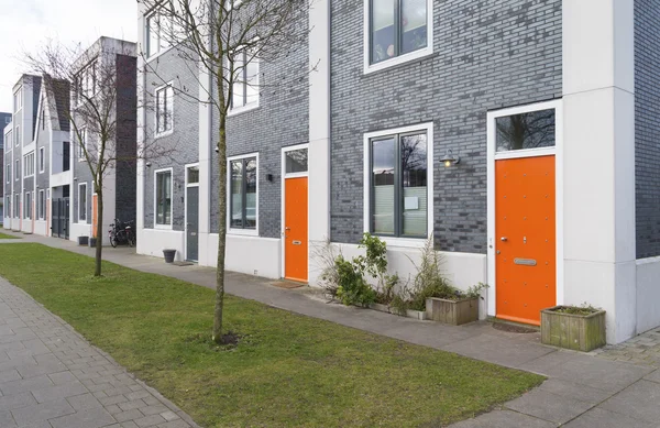 Hus med orange dörrar — Stockfoto