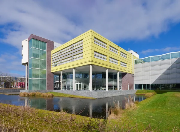 Modernes Bürogebäude — Stockfoto