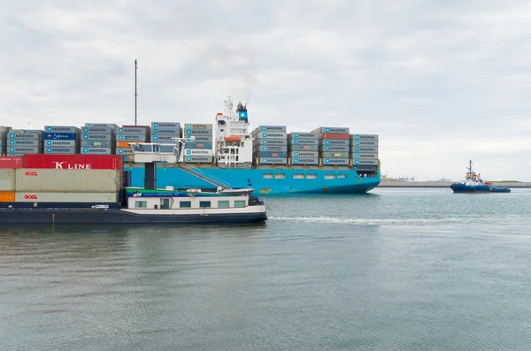 Containerskip i rotterdam – stockfoto